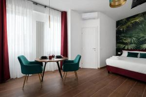 una camera da letto con tavolo, sedie e un letto di Maison Gucci a Milano