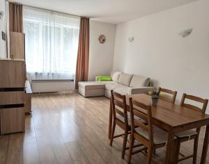 een woonkamer met een tafel en een bank bij STRIM Apartment 406 Stream Resort, Pamporovo in Pamporovo