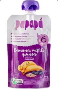 een plastic fles met een banaan en bosbessen erop bij Refúgio na Lagoa in Florianópolis