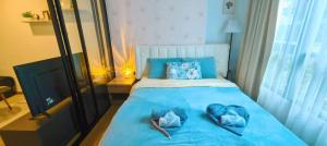 ein Schlafzimmer mit zwei Herzen auf einem blauen Bett in der Unterkunft cen807 in Phuket