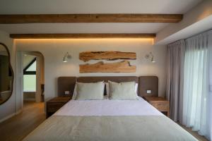 a bedroom with a large bed with white sheets at Casa Pradera - Hotel Serrano in Sierra de los Padres