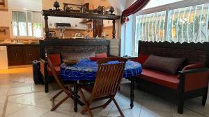 a dining room with a table and chairs and a kitchen at South Hammamet Pool Villa in Hammamet Sud