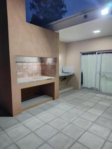 een woonkamer met een tegelvloer en een muur bij Departamentos Los corrales in San Andrés de Giles