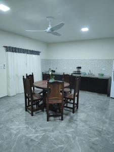 een eetkamer met een tafel en stoelen bij Departamentos Los corrales in San Andrés de Giles