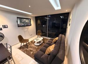 ein Wohnzimmer mit Sofa und Fernseher in der Unterkunft Departamento en Arequipa in Arequipa