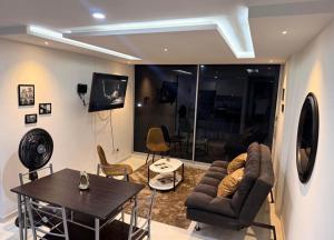 ein Wohnzimmer mit Sofa und Tisch in der Unterkunft Departamento en Arequipa in Arequipa