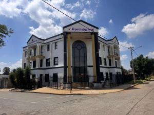 een appartementencomplex op de hoek van een straat bij Airport Lodge Hotel in Kempton Park