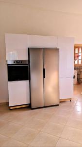 een keuken met een roestvrijstalen koelkast en een fornuis bij Ferme d'hôtes Safi in Safi