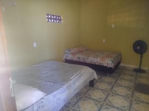 En eller flere senge i et værelse på Paradise City + 12 billeder