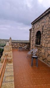 een patio met banken en een stenen gebouw bij Ferme d'hôtes Safi in Safi +40 foto's