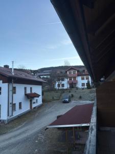 eine Tischtennisplatte in der Mitte eines Gebäudes in der Unterkunft Panorama Apartments in Lohberg