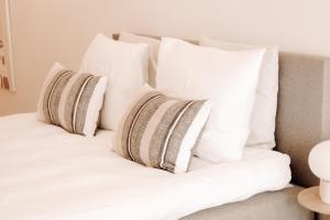 En eller flere senge i et værelse på B&B s12 + 3 billeder