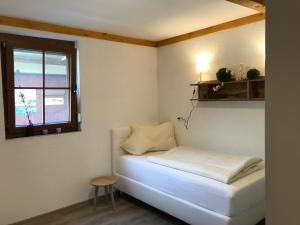 een kleine slaapkamer met een bed en een raam bij Rennerhof-Siebeneichen Fewo Waschbär in Sulzbach-Rosenberg