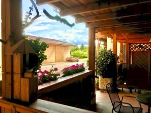een patio met bloemen en een tafel en stoelen bij Rennerhof-Siebeneichen Fewo Waschbär in Sulzbach-Rosenberg
