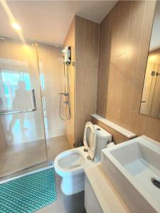 ein Badezimmer mit Toilette, Dusche und Waschbecken in der Unterkunft cen807 in Phuket