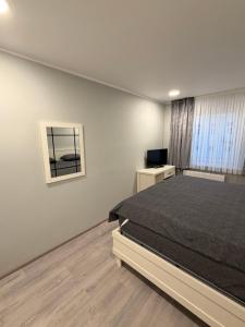 une chambre avec un lit et une télévision dans l'établissement ''Am Limes'' Hotel, à Enns