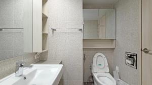 een kleine badkamer met toilet en wastafel bij 윤슬 스테이-슬 in Sajin