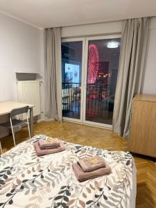 een slaapkamer met een bed met twee handdoeken erop bij Złota Palace View Retreat in Warschau +18 foto's