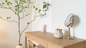een bureau met een spiegel en een boom erop bij 윤슬 스테이-슬 in Sajin +10 foto's