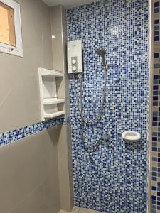 een badkamer met een douche en een toilet. bij Baan Ob-oun Homestay in Ban Khlong Chi Lat +17 foto's