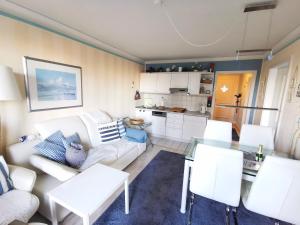 a living room with a couch and a table at ruhige 3-Raum-Wohnung "BODDENBLICK" mit Balkon und Terrasse in Zingst