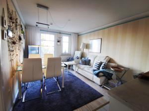 a living room with a couch and a table at ruhige 3-Raum-Wohnung "BODDENBLICK" mit Balkon und Terrasse in Zingst
