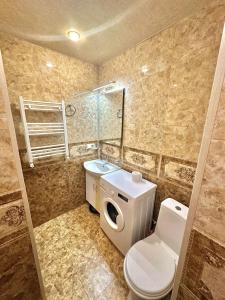een badkamer met toilet en wastafel bij Nice Stay Near Center in Jerevan