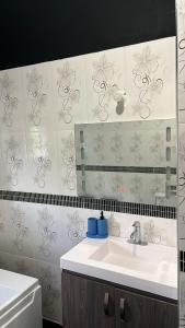 un bagno con lavandino e specchio di Doreen's Ranch Master Suite a Four Paths Altre 4 foto