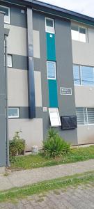 een gebouw met een blauwe en grijze kleur bij Hospedaje Valdes in Puerto Montt