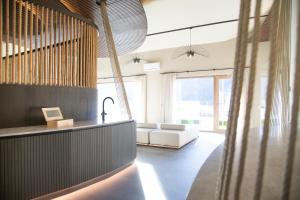 een woonkamer met een witte bank en een groot raam bij Aktivhotel Pehab - Dachstein Rooftop-Spa in Ramsau am Dachstein