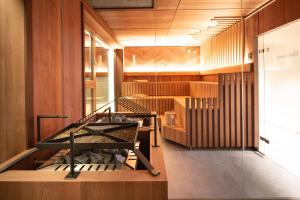 een kamer met een trap met houten wanden en houten vloeren bij Aktivhotel Pehab - Dachstein Rooftop-Spa in Ramsau am Dachstein +88 foto's