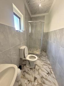 Et badeværelse på Liya Self Catering