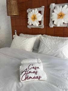 En eller flere senge i et værelse på Almas Gêmeas suite 9