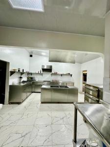 una grande cucina con elettrodomestici in acciaio inossidabile di Finca Hotel Buenos Aires a Guamal