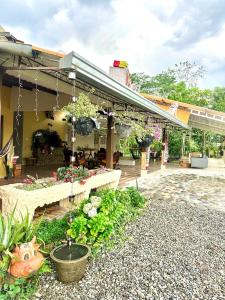 un edificio con fiori e piante di fronte di Finca Hotel Buenos Aires a Guamal
