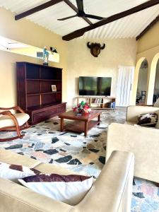 un soggiorno con un divano e un tavolo di Finca Hotel Buenos Aires a Guamal