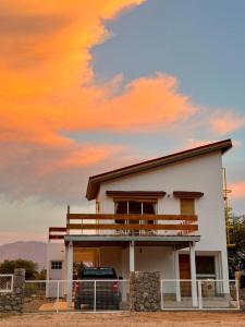 una casa con un'auto parcheggiata davanti di Vistas del Yásta casa boutique privada a Cafayate