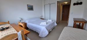 een hotelkamer met een bed en een tafel bij El encanto del lago in Bariloche