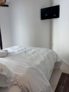 Et tv og/eller underholdning på Almas Gêmeas suite 9