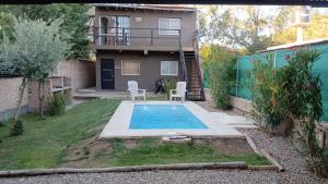 una piccola piscina di fronte a una casa di Departamentos de Campo Solar de las Chacras a Juana Koslay 