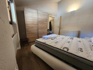 Giường trong phòng chung tại Valmalenco Home