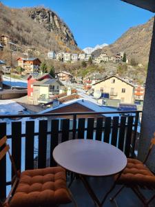 Cảnh núi rừng hoặc tầm nhìn ra núi từ căn hộ