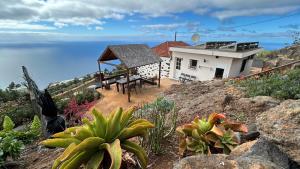 een huis op een heuvel met de oceaan bij Casa Maruca in Puntagorda