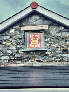 Et logo, certifikat, skilt eller en pris der bliver vist frem på Y Beudy Bach + 2 billeder