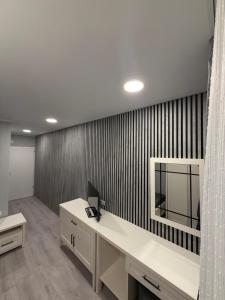 un bureau avec un bureau et un miroir sur un mur dans l'établissement ''Am Limes'' Hotel, à Enns 55 autres photos