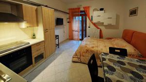 a small kitchen with a bed in a room at Giro di Bitta in Giovinazzo