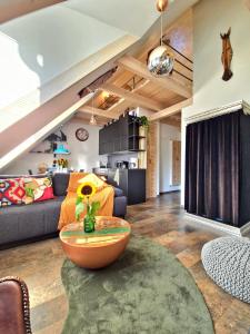 Posezení v ubytování LTS RENT Luxury&Comfortable Etno Loft OLD TOWN free parking