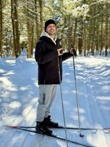 een man staat op ski's in de sneeuw bij Au Gré Du Temps - Gîte B&B in Shefford +56 foto's