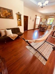 uno straccio steso sul pavimento in un soggiorno di Acogedor Apartamento en Copán a Rovine di Copán