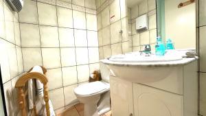 Et badeværelse på Ma Vie La + 16 billeder